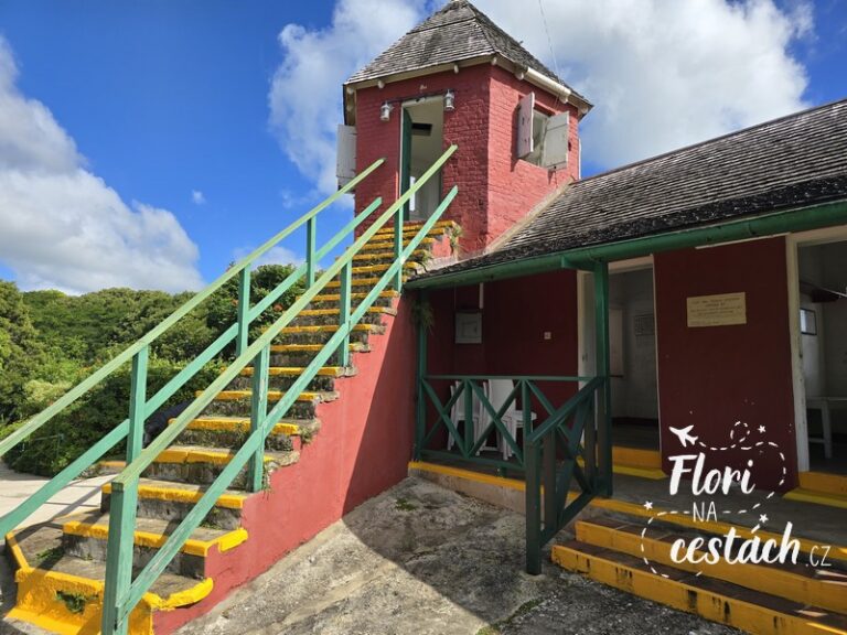 Historická signální věž Gun Hill Signal Station na Barbadosu s výhledem do krajiny.