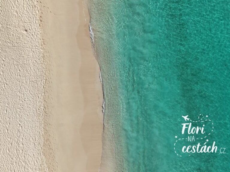 Průzračné tyrkysové moře a liduprázdná pláž Paradise Beach na Barbadosu.