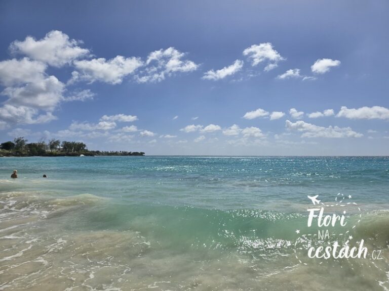 Pohodová atmosféra na Miami Beach v Oistins s tyrkysovou vodou a bílým pískem.