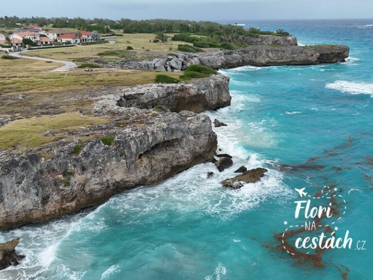 Pohled z dronu na zátoku Bottom Bay na Barbadosu