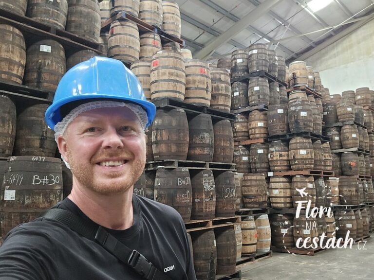 Interiér skladu s tisíci dubovými sudy zrajícího rumu na Barbadosu.