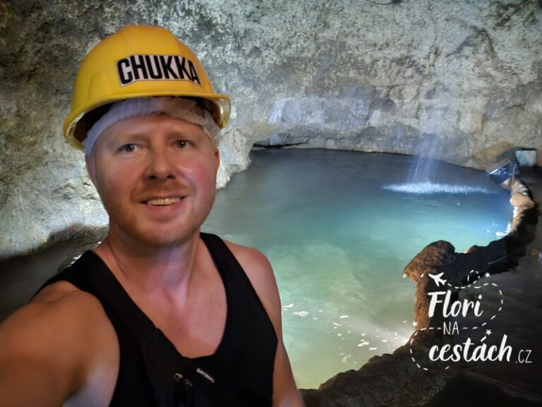 Vodopád v osvětlené jeskyni Harrison's Cave, Barbados.