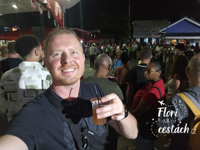 Rum Punch na rybím trhu v Oistins, Barbados