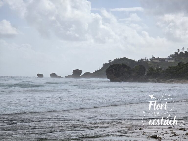 Majestátní skalní útvary v příboji na pláži Bathsheba, Barbados.