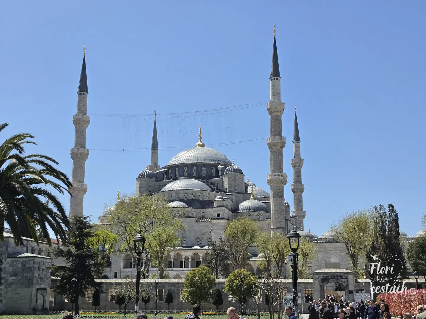 Monumentalální pohled na historickou Modrou mešitu v Istambulu pod jasnou oblohou.