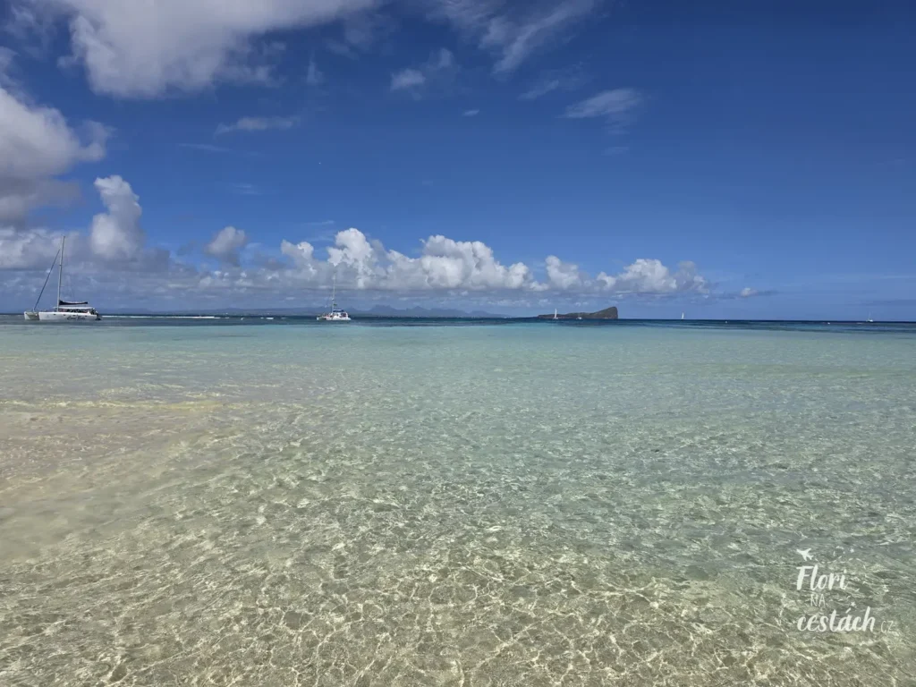 Azurový Indický oceán u ostrova Flat Island na Mauriciu. V pozadí je vidět Gunners Quoin Island.