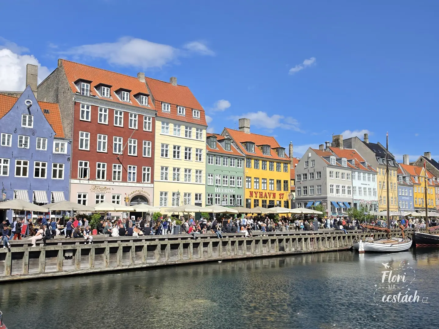 Ikonický kanál Nyhavn s barevnými domečky v Kodani.