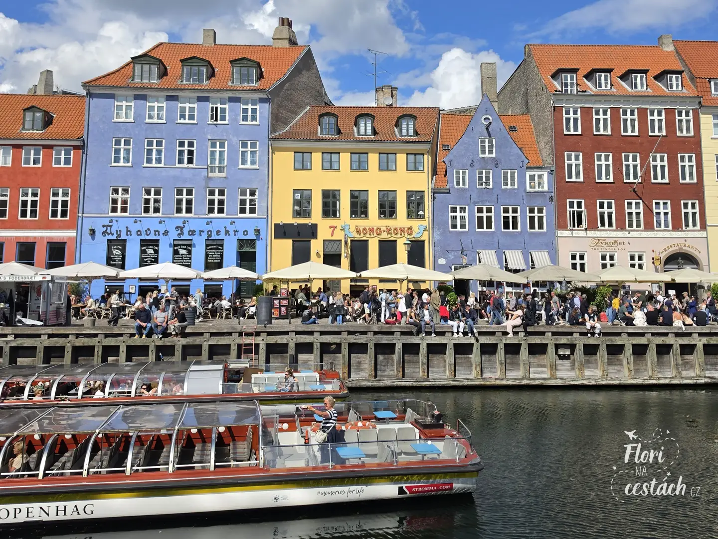 Barevné historické domy a lodě v kanálu Nyhavn v centru Kodaně
