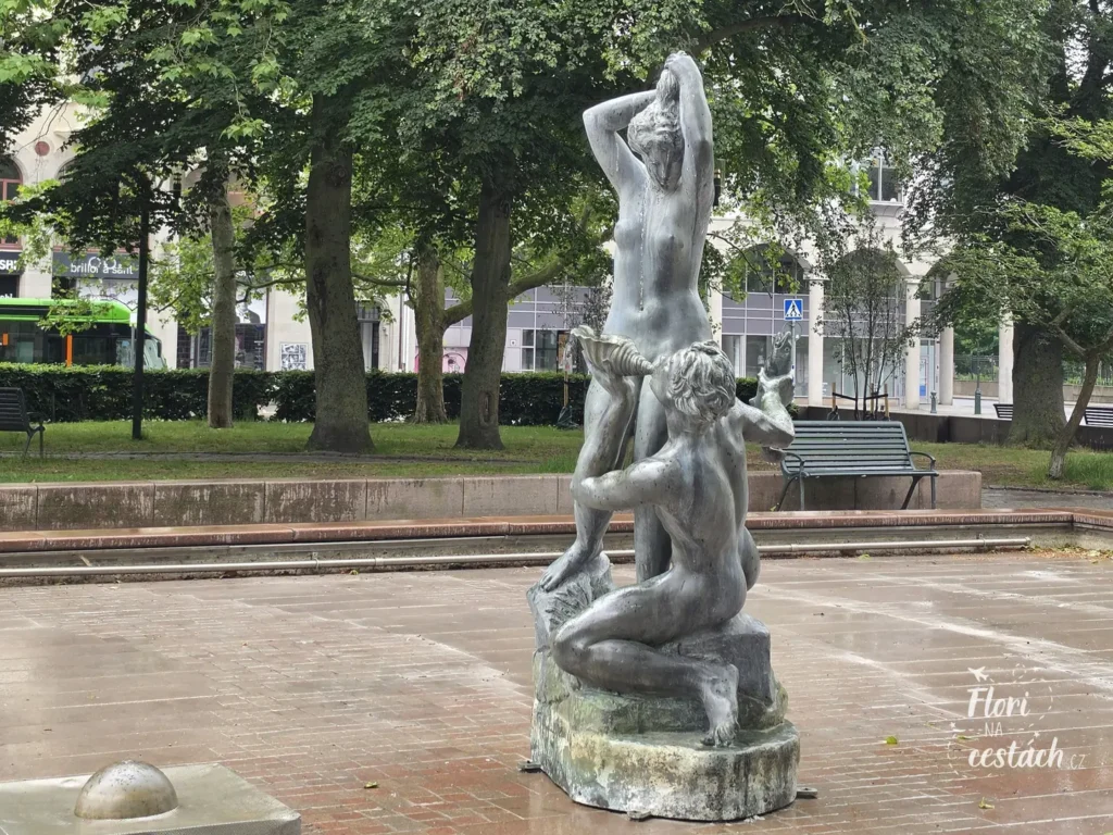 Bronzové sousoší u fontány na náměstí Gustav Adolfs torg v centru Malmö