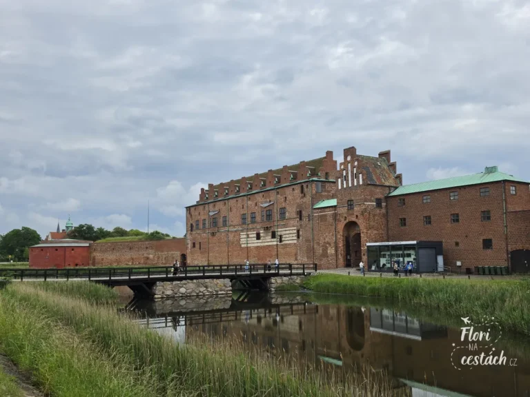 Historická renesanční pevnost Malmöhus Slott s vodním příkopem v parku v Malmö
