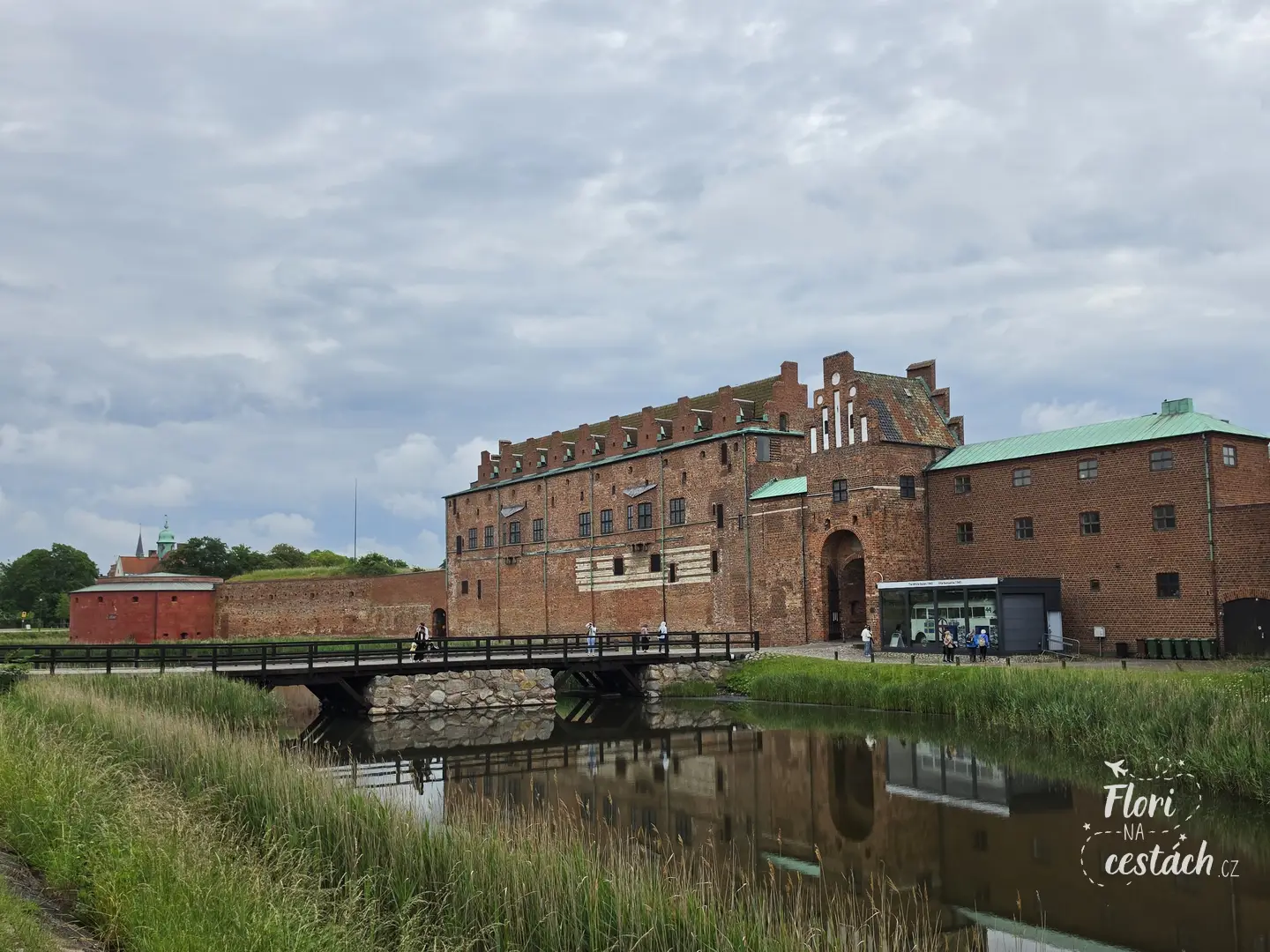 Historická renesanční pevnost Malmöhus Slott s vodním příkopem v parku v Malmö