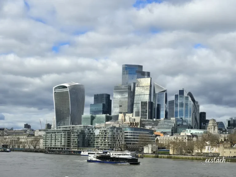 Pohled přes řeku Temži na moderní mrakodrapy City of London s vyhlídkami Sky Garden a Horizon 22.