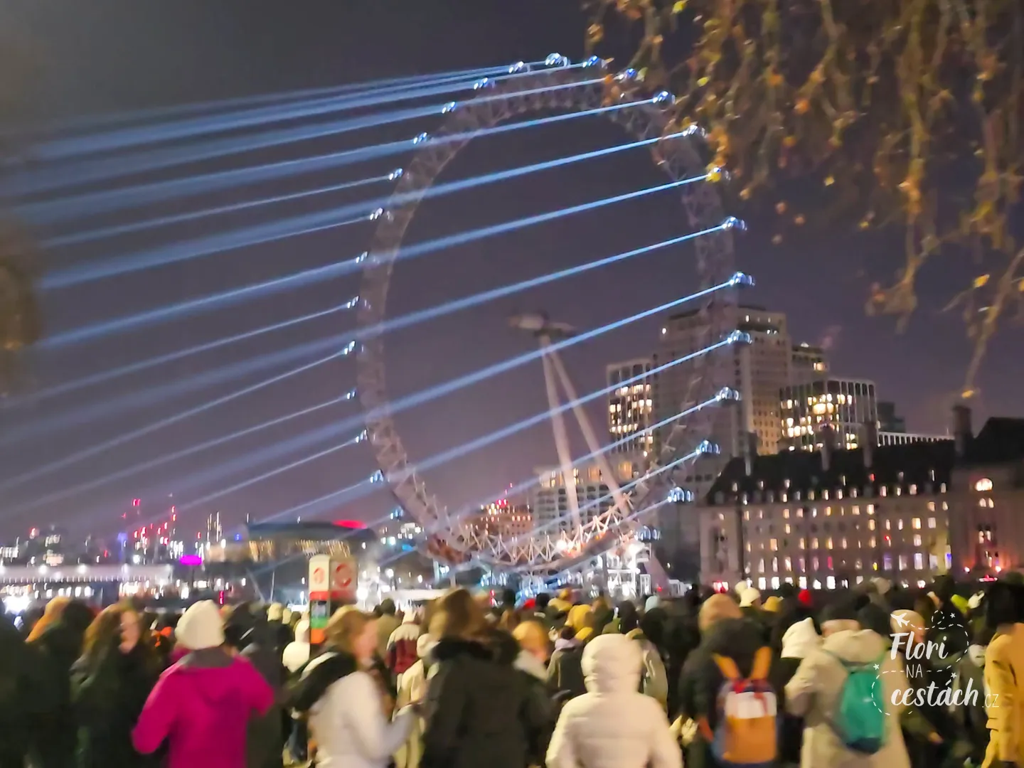 Silvestrovský ohňostroj v Londýně u London Eye.