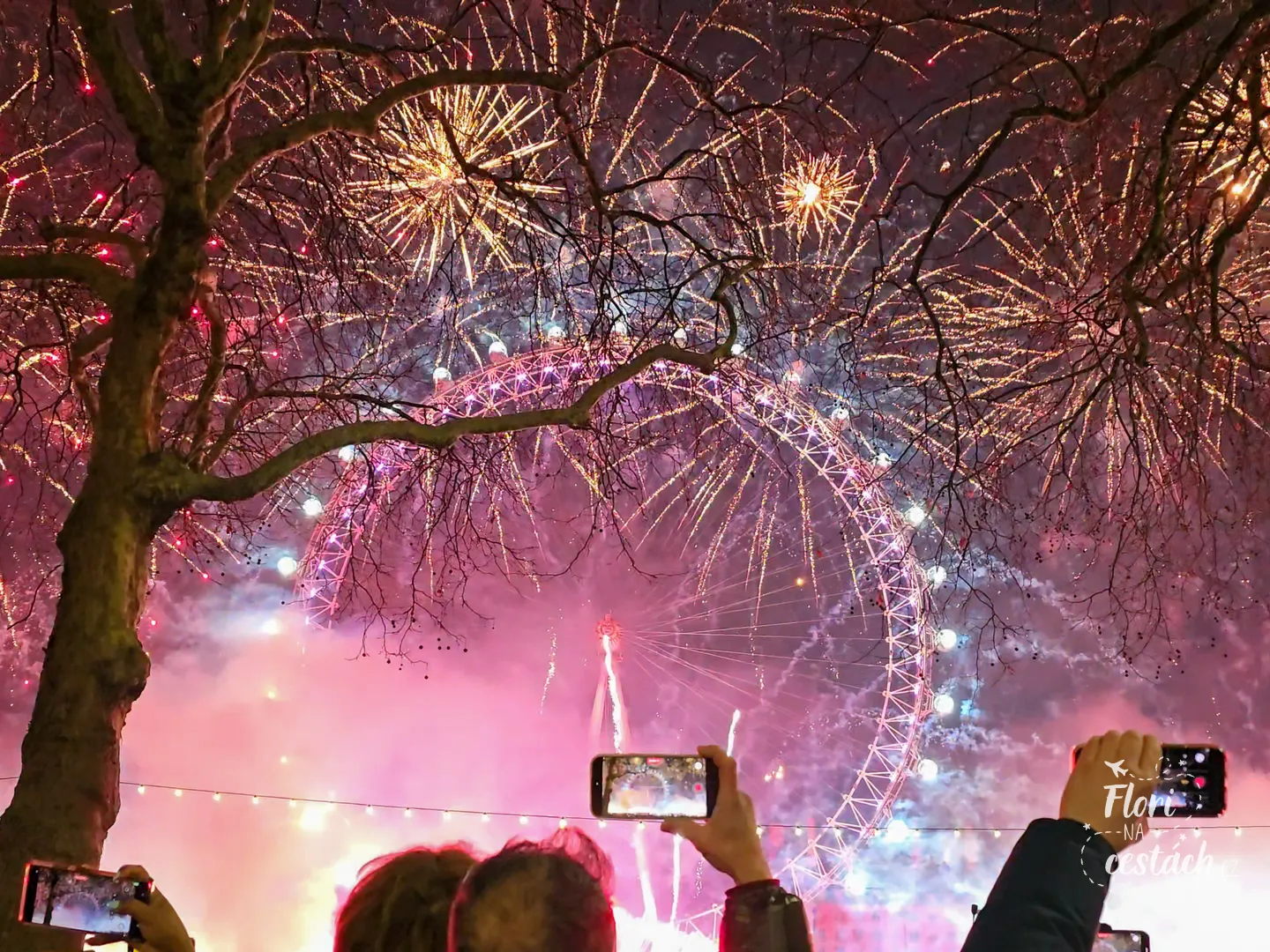 Silvestrovský ohňostroj v Londýně u London Eye.