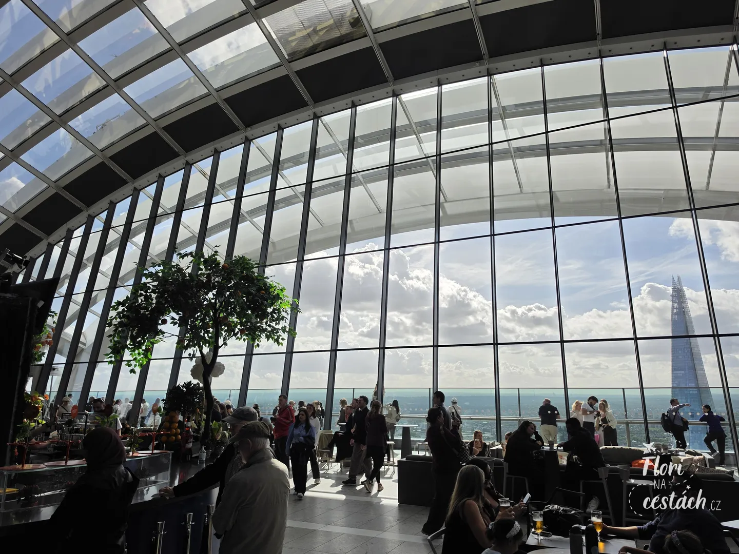 Vyhlídka Sky Garden v Londýně. Pohled na prosklenou stěnu terasy.