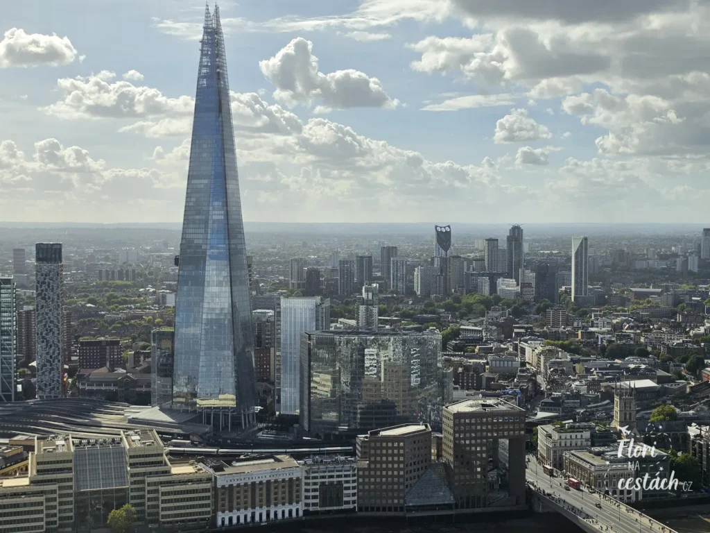 Pohled na mrakodrap The Shard z vyhlídky Sky Garden v Londýně