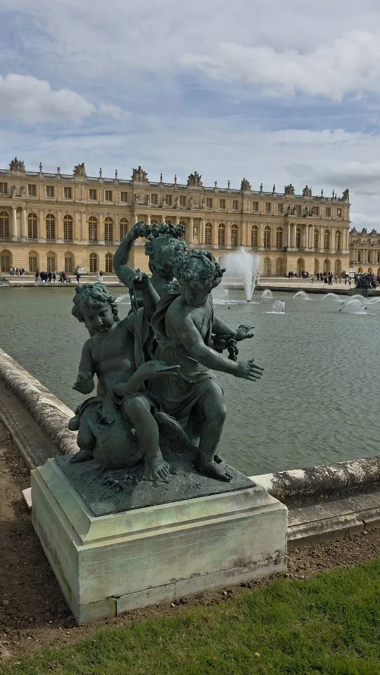 Paříž, den 2

Versailles a noční Eiffelovka

#paris #versailles #eiffeltower #travel #inspiration