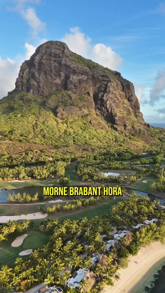 ​🧗‍♂️ NEJDRSNĚJŠÍ VÝŠLAP NA MAURICIU: Le Morne Brabant! ⚠️

​Tohle není žádná romantická procházka po pláži. Jestli chceš zažít ten nejlepší 360° výhled na tyrkysovou lagunu a slavný podmořský vodopád, budeš si to muset sakra odmakat.

​Trasa má sice jen 3,6 km, ale prověří tě na maximum. Jak to probíhá v praxi?

​Pohodový rozjezd: První hodina vede lesem, je to v klidu a zvládne to každý. Na začátku se jen musíš zapsat do knihy návštěv u brány (hledat na Google Maps bod Le Morne Brabant Hiking).

​Čisté šílenství: Jakmile dojdeš k zelené výstražné ceduli, končí sranda. Čeká tě cca 40 minut čistého lezení po skoro kolmé čedičové skále. Žádná lana, žádné jištění, držíš se jen rukama a nohama! Pořádné trailové boty jsou tu absolutní povinnost.

​Já se vyškrábal až na samotný vrchol, ale Renču jsem radši nechal čekat pod ním – pro lidi se strachem z výšek to fakt není. 😂 Přesto ten výhled stojí za každou kapku potu!

​🗺️ Chceš kompletní mapu cesty a přesný návod, jak na to? Všechny praktické detaily, souřadnice a tipy jsem pro tebe sepsal v mém E-BOOKU o Mauriciu.

​Skoč na můj web 👉 Florinacestach.cz 👈 (odkaz najdeš i v mém biu), stáhni si e-book a naplánuj si svůj trip na Mauricius bez cestovky a bez chyb!

mauritius #lemorne #lemornebrabant #hiking #cestovani