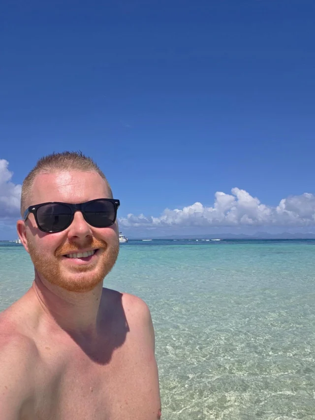 ​🏖️ NEJKRÁSNĚJŠÍ PLÁŽE MAURICIA: Které prostě musíš vidět? 🇲🇺

​Jestli si myslíš, da jsou všechny pláže na Mauriciu stejné, vyvedu tě z omylu. Ostrov nabízí neuvěřitelnou rozmanitost – od klidných lagun bez vln až po divoké pobřeží s dramatickými útesy.

​Prolistuj si karusel a podívej se na místa, která nás naprosto dostala: 👇

​🏝️ Le Morne: Pláž s tou nejkrásnější kulisou na světě. Ležíš na jemném písku a přímo nad hlavou se ti tyčí majestátní hora Le Morne Brabant. Výhledy jako z pohlednice!

🏝️ Flic en Flac: Nekonečně dlouhá pláž lemovaná stromy casuarina, kde najdeš ten nejlepší pozvolný vstup do vody a ty nejkrásnější západy slunce na ostrově.

🏝️ Trou aux Biches: Tyrkysová laguna s průzračnou vodou, která je naprosto ideální na šnorchlování. Tady máš pocit, že se koupeš v obřím vyhřátém bazénu.

​💡 Praktický tip: Nezapomeň, že na Mauriciu jsou všechny pláže veřejné (i ty před luxusními pětihvězdičkovými resorty). Můžeš tak v klidu parkovat a užívat si ten nejlepší písek úplně zadarmo.

​🗺️ CHYSTÁŠ SE NA MAURICIUS NA VLASTNÍ PĚST?

Kompletní seznam těch nejlepších pláží a náš vyzkoušený plán cesty najdeš v mém digitálním průvodci.

🔗 Odkaz tě čeká přímo v mém biu nebo klikni na 👉 https://florinacestach.cz/mauricius-bez-cestovky/

​#mauricius #plaze #dovolená #bezcestovky #cestovani tipynacesty
