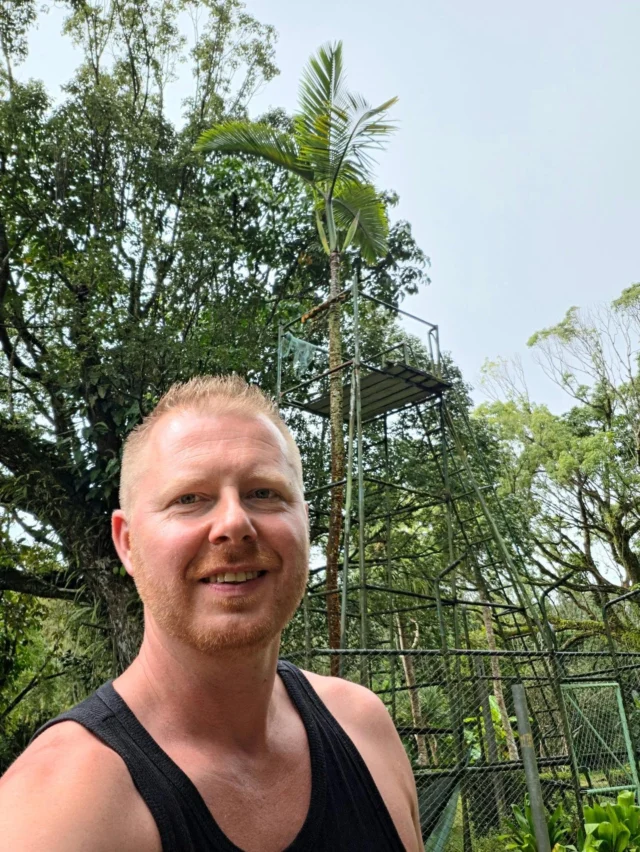 ​🌴 NEJOSAMĚLEJŠÍ STROM NA SVĚTĚ? Najdeš ho v Curepipe! 🇲🇺

​Pokud chceš na Mauriciu vidět něco opravdu výjimečného, zajeď se podívat do botanické zahrady ve městě Curepipe. Tahle zahrada je sice menší a klidnější než slavné Pamplemousses, ale ukrývá jeden naprostý světový unikát.

​Co tě v zahradě čeká? 👇

​🛑 Hyophorbe amaricaulis (Osamělá palma): Absolutně poslední žijící exemplář svého druhu na celé planetě. Vědci se desítky let pokoušejí o její naklonování nebo záchranu, ale strom je stoprocentně neplodný. Až tato stará a křehká palma jednou uhyne, celý její druh navždy zmizí z povrchu Země. Vidět ji na vlastní oči je neskutečně silný zážitek. 🥺

🪵 Oáza klidu ve vysočině: Zahrada byla založena v roce 1870 francouzskými kolonisty a díky vyšší nadmořské výšce je tu příjemné, svěží klima. Procházíš se kolem vzácných stromů, divokých kapradin a protéká tudy malebná řeka.

​🗺️ CHYSTÁŠ SE NA MAURICIUS NA VLASTNÍ PĚST?

Kompletní popis celé naší cesty po ostrově, detailní informace o zajímavých místech a můj komplexní e-book plný rad a tipů tě čekají přímo na mém webu.

🔗 Odkaz najdeš v mém biu nebo klikni rovnou na 👉 https://florinacestach.cz/mauricius-bez-cestovky/

​#curepipe #botanickazahrada #osamelapalma #mauricius #cestovani
