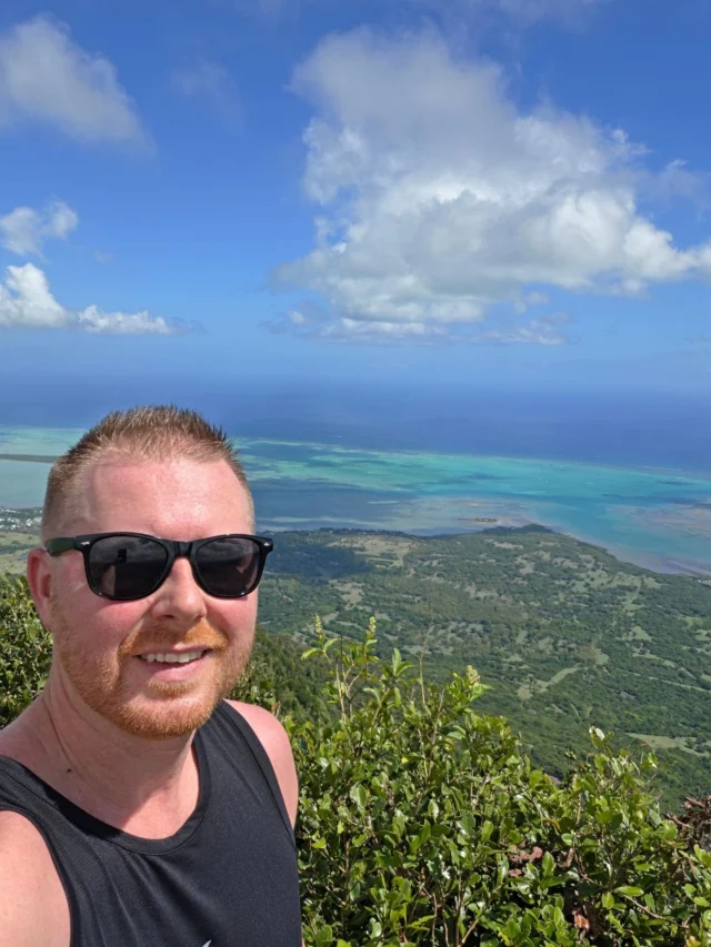 ​🧗‍♂️ NA NEJVYŠŠÍM VRCHOLU MAURICIA: Piton de la Petite Rivière Noire! 🇲🇺

​Zapomeň na chvíli na pláže a pojď se mnou do džungle. Pokud chceš zažít ten nejlepší výhled na nekonečné zelené kopce a jihozápadní pobřeží ostrova, musíš se vyškrábat až na střechu Mauricia (828 m n. m.).

​Prolistuj si karusel a podívej se, jak vypadá pravé mauricijské vnitrozemí: 👇

​🥾 Výstup na vrchol: Cesta začíná celkem v klidu, procházíš hustým tropickým lesem. Posledních pár stovek metrů se ale stezka změní v prudké stoupání, kde se občas škrábeš nahoru s pomocí natažených lan a kořenů stromů. Pořádné boty jsou základ!

👁️ Gorges Viewpoint:  Tady cesta začíná i konci. Je tady dokonalá vyhlídka. Otvírá se z ní brutální panoramatický pohled do hlubokého kaňonu národního parku Black River Gorges, kde nad korunami stromů krouží exotičtí ptáci a v dálce hučí vodopády.

​🗺️ CHYSTÁŠ SE NA MAURICIUS NA VLASTNÍ PĚST?

Můj kompletní  plán cesty najdeš v mém digitálním průvodci.

🔗 Odkaz tě čeká v mém biu nebo klikni rovnou na 👉 https://florinacestach.cz/mauricius-bez-cestovky/

​#mauricius #pitondelapetiterivierenoire #travel #hiking #bezcestovky