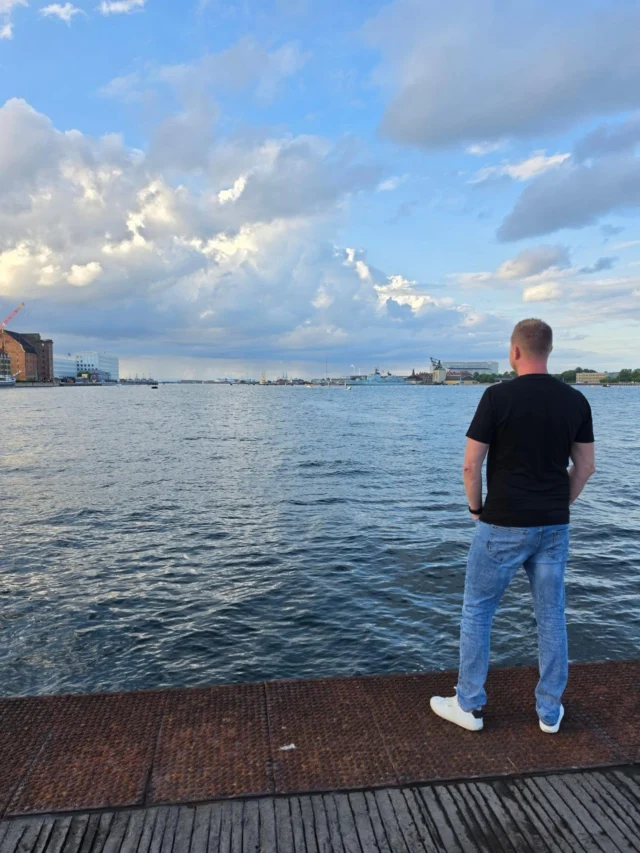 ​✨ KODAŇSKÉ Momentky 2 🇩🇰

Malá ochutnávka z naší cesty do Dánska.

​🗺️ CHYSTÁŠ SE DO KODANĚ NA VLASTNÍ PĚST?

Kompletní návod, jak si tohle město užít na maximum a bez cestovky, včetně tipů a e-booku, tě čeká na mém webu:

👉 florinacestach.cz/kodan-bez-cestovky

​#kodan #copenhagen  #skandinavie #cestovani #bezcestovky
