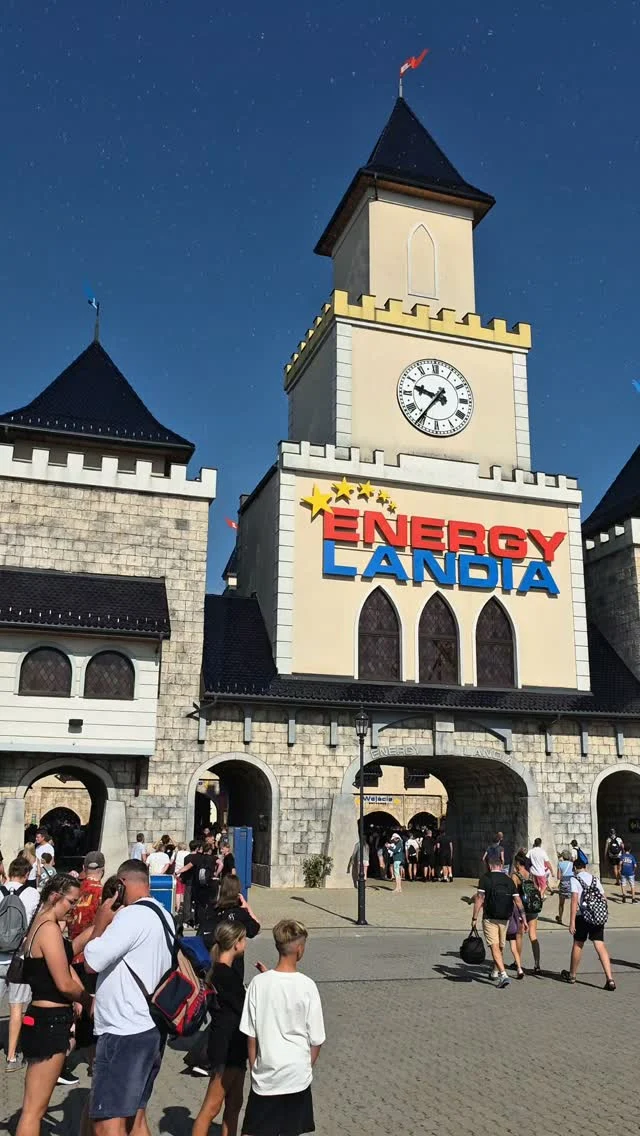 Jeden den v polské Energylandii 🇵🇱

​Největší zábavní park v Polsku nabízí přes 120 atrakcí rozdělených do několika tématických zón. Za jediný den se tu dá projít a stihnout to nejlepší z celého areálu.

​🚀 Nejznámější atrakce v parku:

​Hyperion: Mega coaster s výškou 77 metrů, spadnutím pod úhlem 85° a rychlostí 142 km/h.

Zadra: Obří hybridní dráha z kombinace dřeva a ocele v zóně Smoczy Gród.

Abyssus: Double launch coaster, který tě dvakrát za jízdu extrémně zrychlí

​#energylandia #polsko #zabavnipark #rollercoaster #hyperion