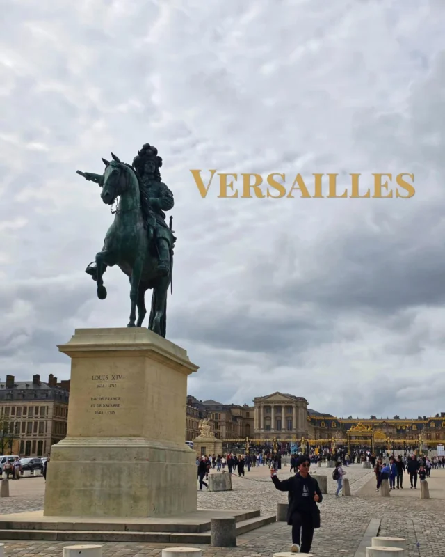 Versailles. 
Z původně skromného loveckého zámečku uprostřed bažin vyrostl jeden z nejmonumentálnějších paláců světa. Versailles skrývá 2 300 místností, slavný Zrcadlový sál i ohromné zahrady. Za nablýskaným luxusem se ale ukrývá i historie plná mrazivých zim, chybějících záchodů nebo fontán, které spotřebovaly víc vody než celá tehdejší Paříž. 

​Cestuj bez starostí, ušetři čas při plánování dovolené a stáhni si můj e-book: https://florinacestach.cz/eshop/

​#versailles #paris #francie #cestovani #tipynavylet